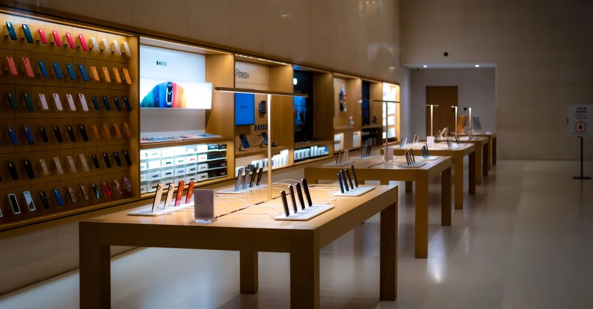 Intérieur élégant d'une boutique high-tech présentant divers appareils mobiles et accessoires.